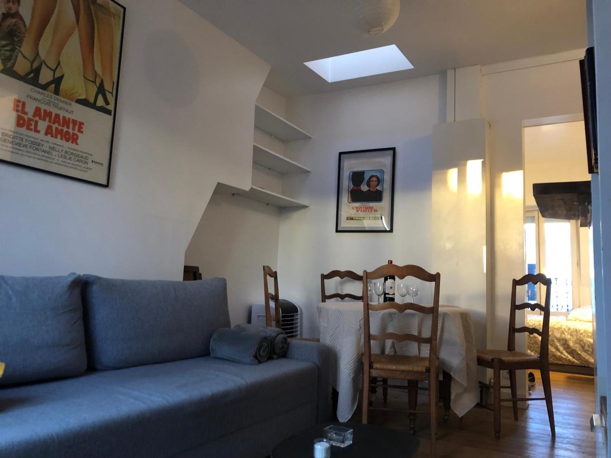 2 Pieces Sous Les Toits 6 Personnes Calme Lumineux Equipe * Parijs